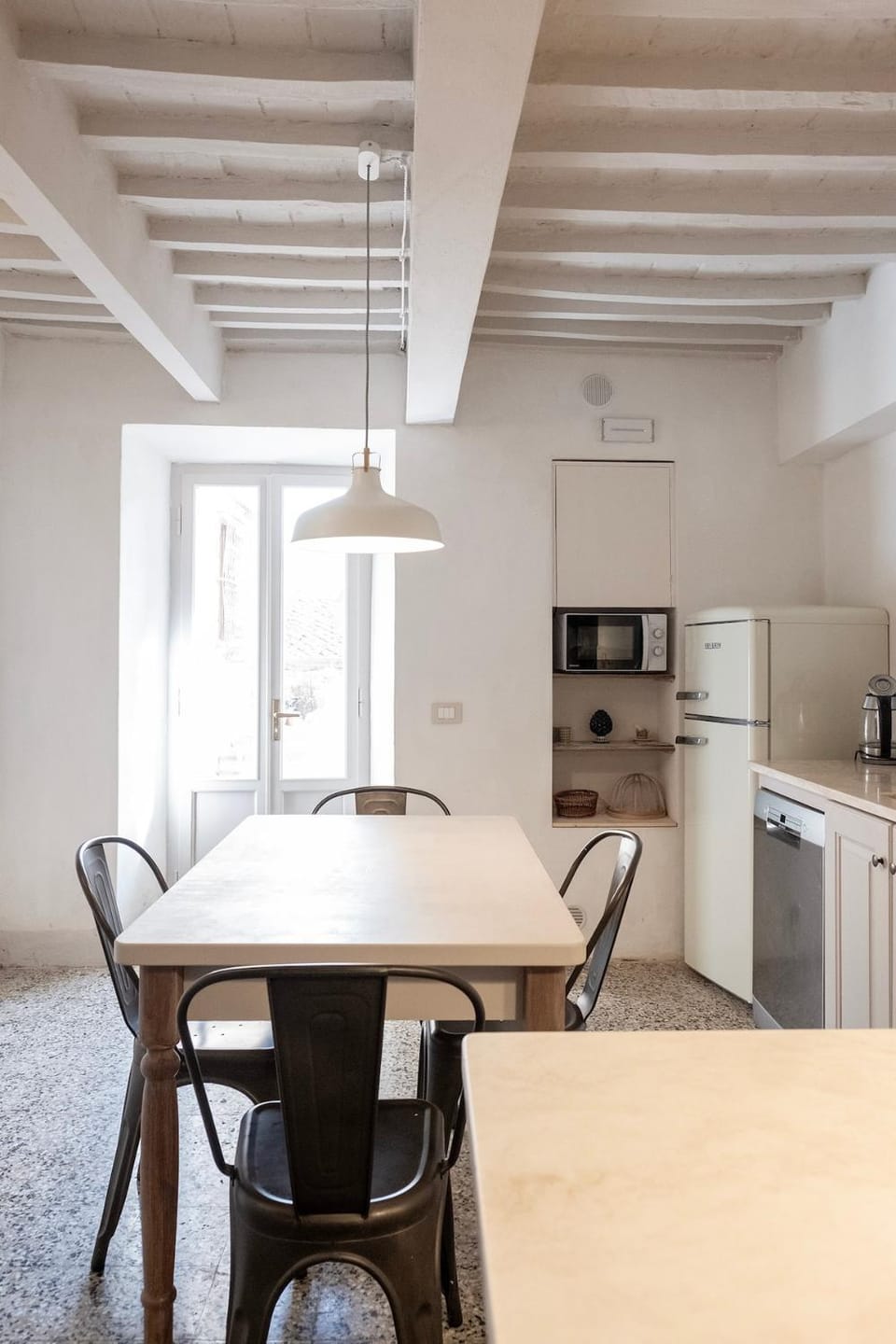 Kitchen or kitchenette, Dining area