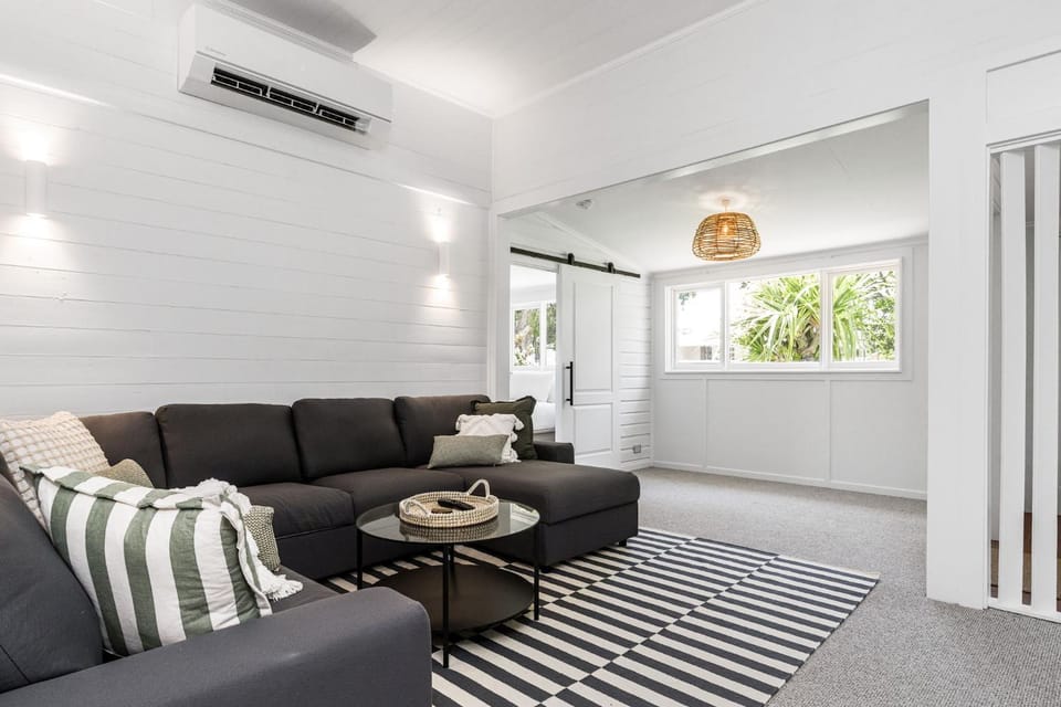 Living room, Seating area, air conditioner
