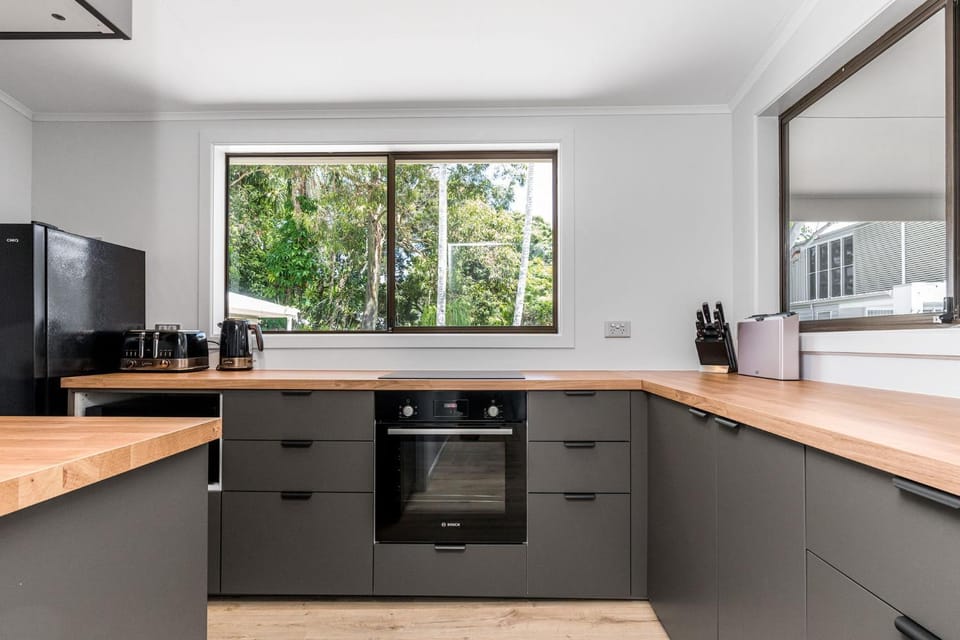 Coffee/tea facilities, Kitchen or kitchenette, dishwasher, oven, pet friendly, stove