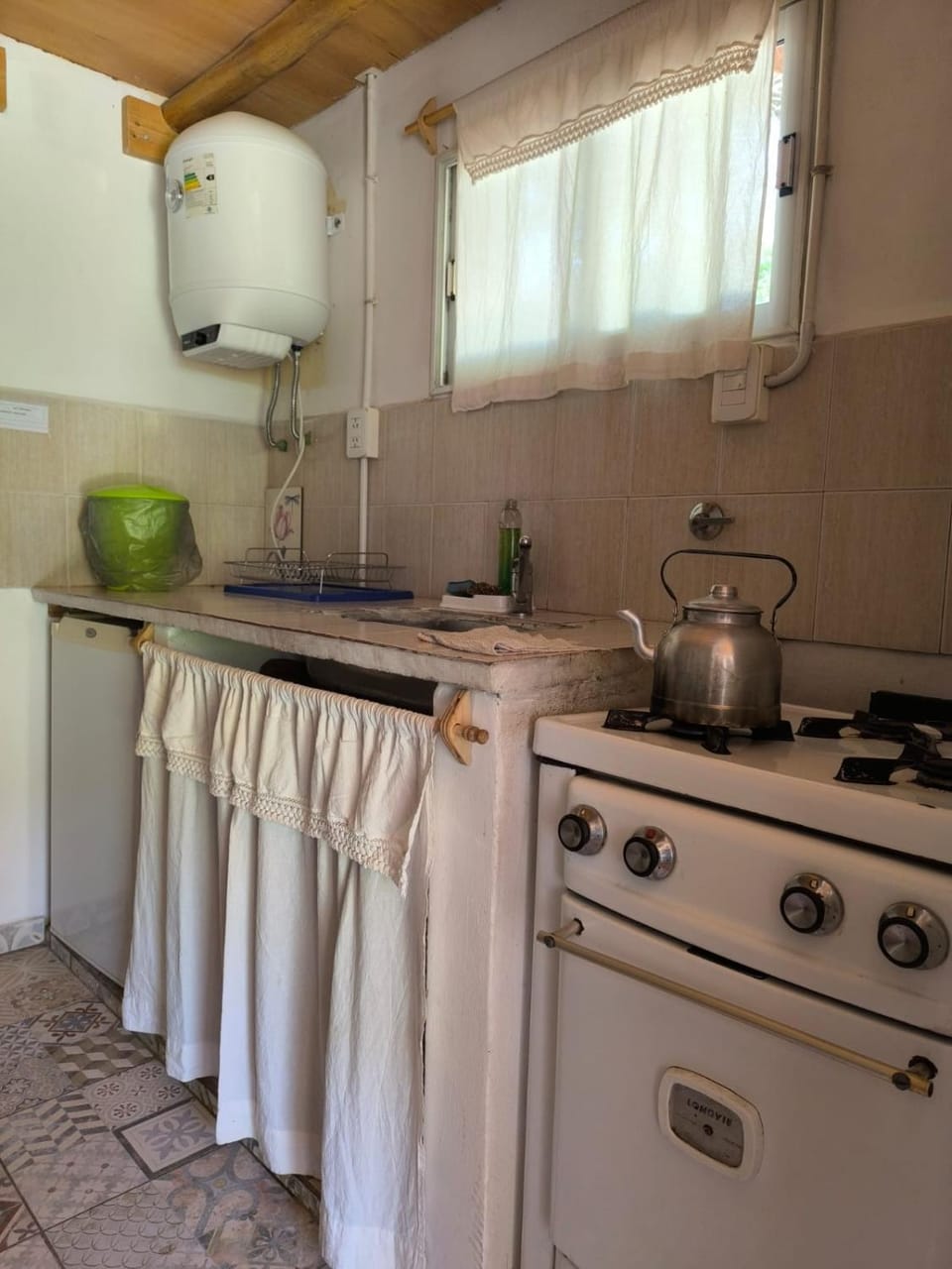 Kitchen or kitchenette, dishwasher, minibar