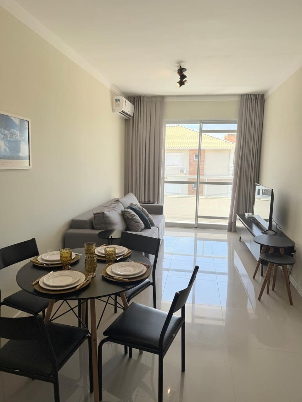 TV and multimedia, Living room, Seating area, Dining area, air conditioner