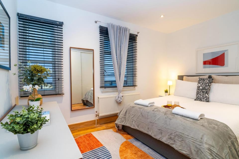Bed, Bedroom, towels, wardrobe