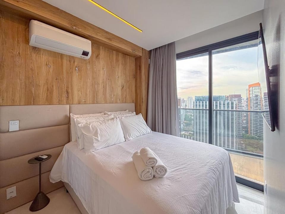 Bed, TV and multimedia, Balcony/Terrace, Photo of the whole room, Bedroom, towels, air conditioner