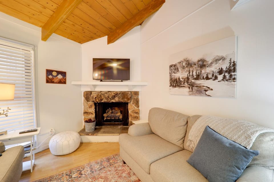 < 1 Mi to Beech Mtn! All-Season Outdoor Retreat House in Beech Mountain