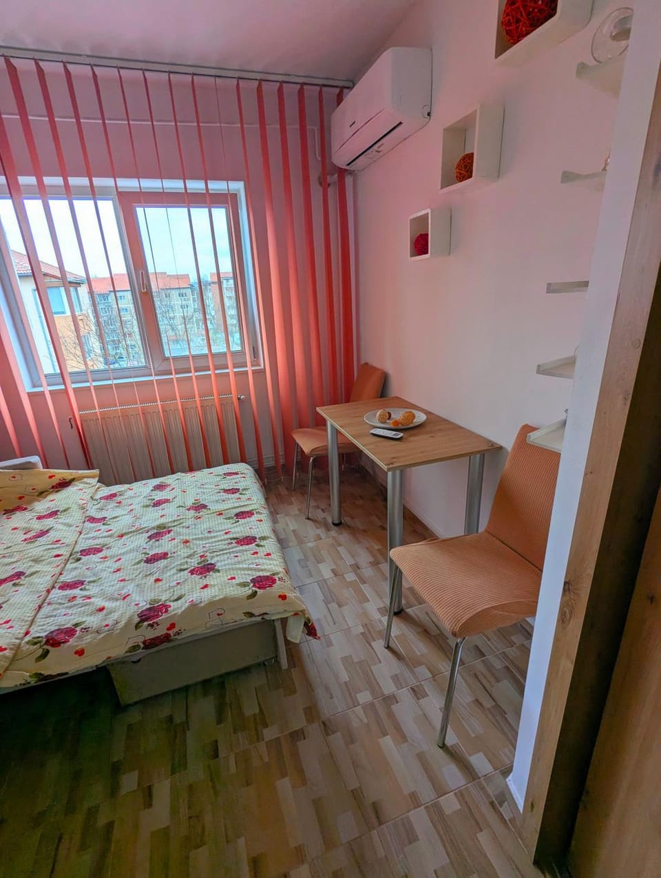 Bed, Living room, Seating area, Dining area