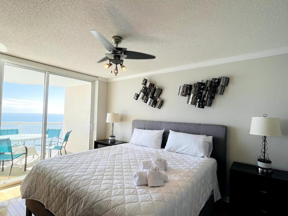 Luxury Large Ocean Front condo with pool North MB Apartment in Crescent Beach