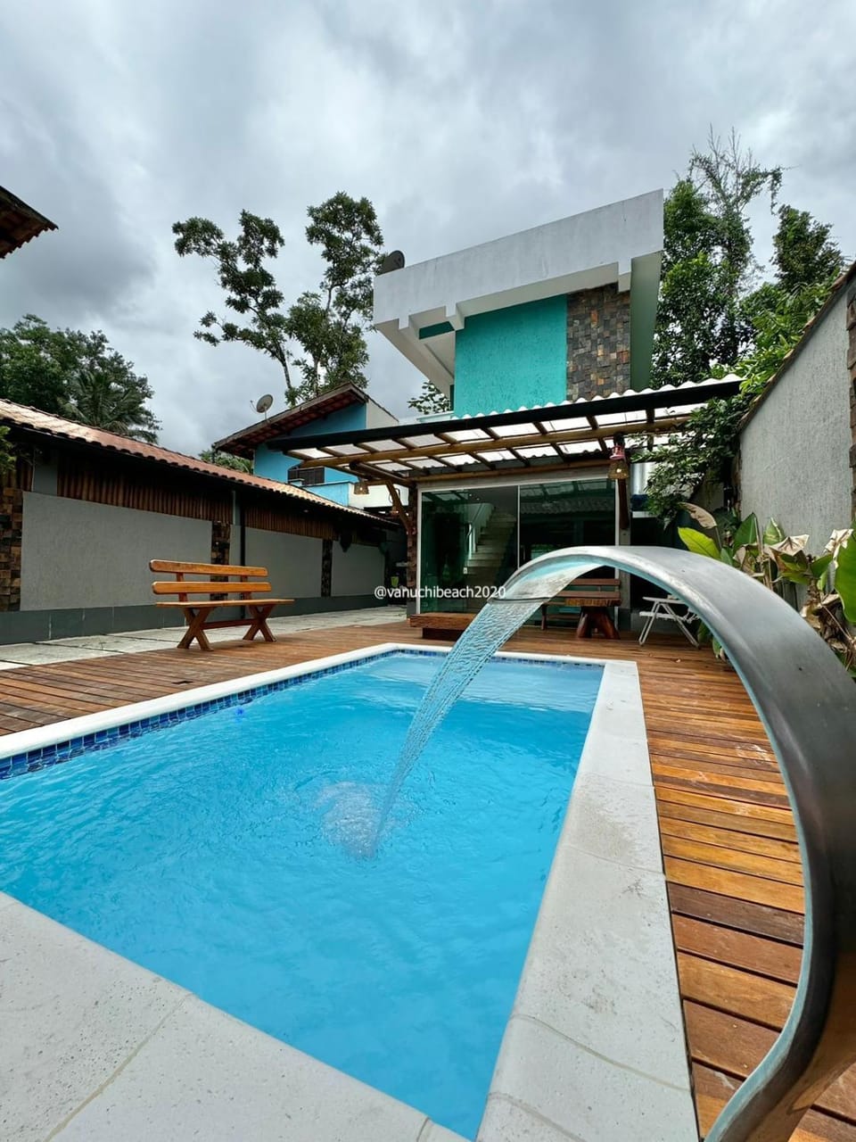Vanuchi Beach Deck House in São Sebastião
