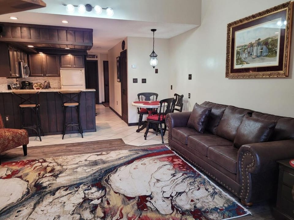 Little Womens Villa Condo 1 mile from Parkway Villa in Gatlinburg