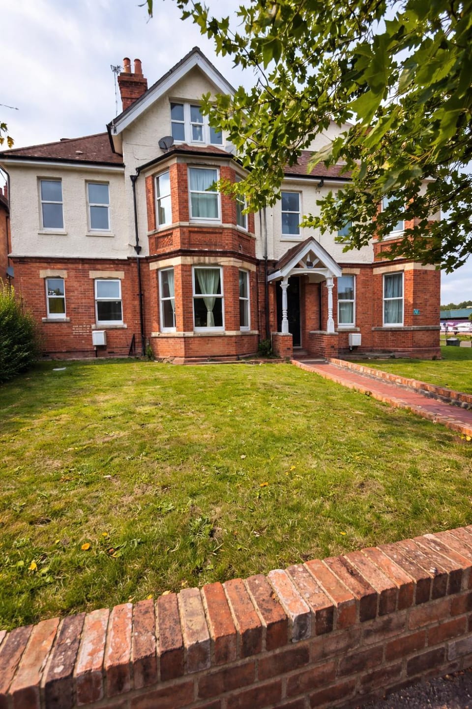 Spacious 2 Bedroom Apt Apartment in Folkestone