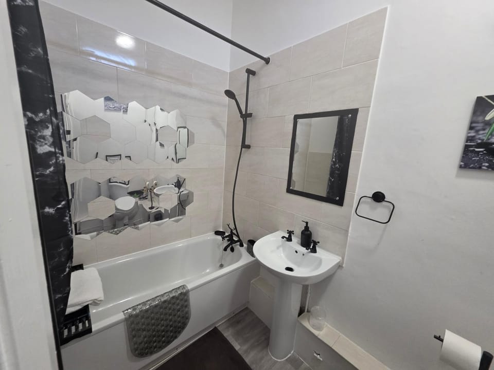 Spacious 2 Bedroom Apt Apartment in Folkestone