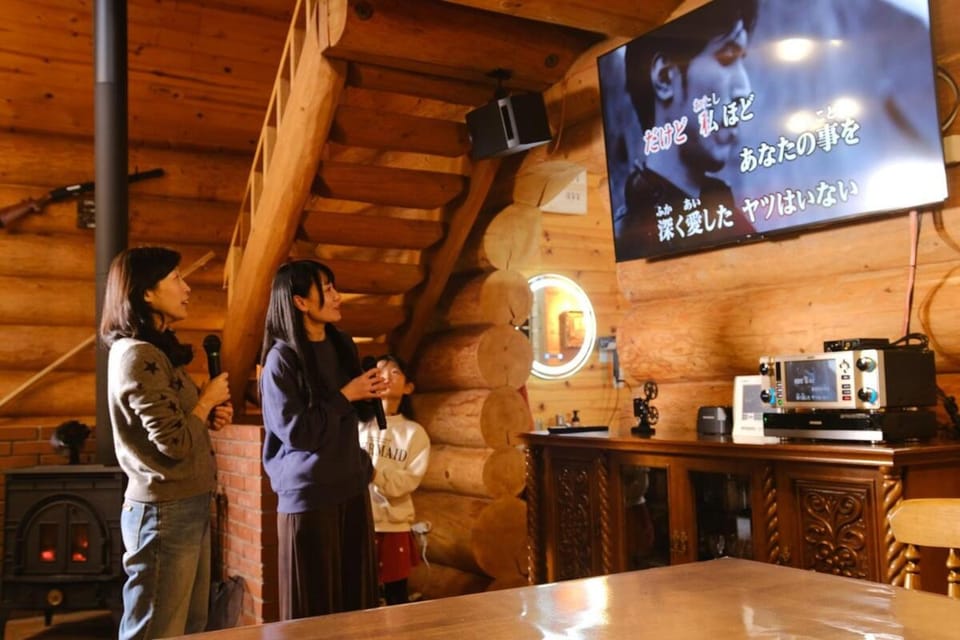 北軽井沢の浅間山麓に佇む焚火とボードゲームと本格カラオケとサウナ付きログハウストイレ2男女別 House in Nagano Prefecture