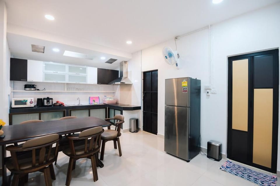 Coffee/tea facilities, Dining area, microwave, stove, toaster, washing machine