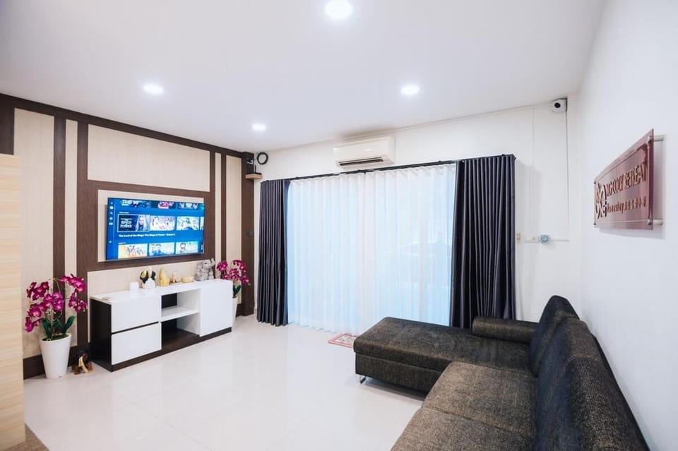 TV and multimedia, Living room, Seating area, air conditioner