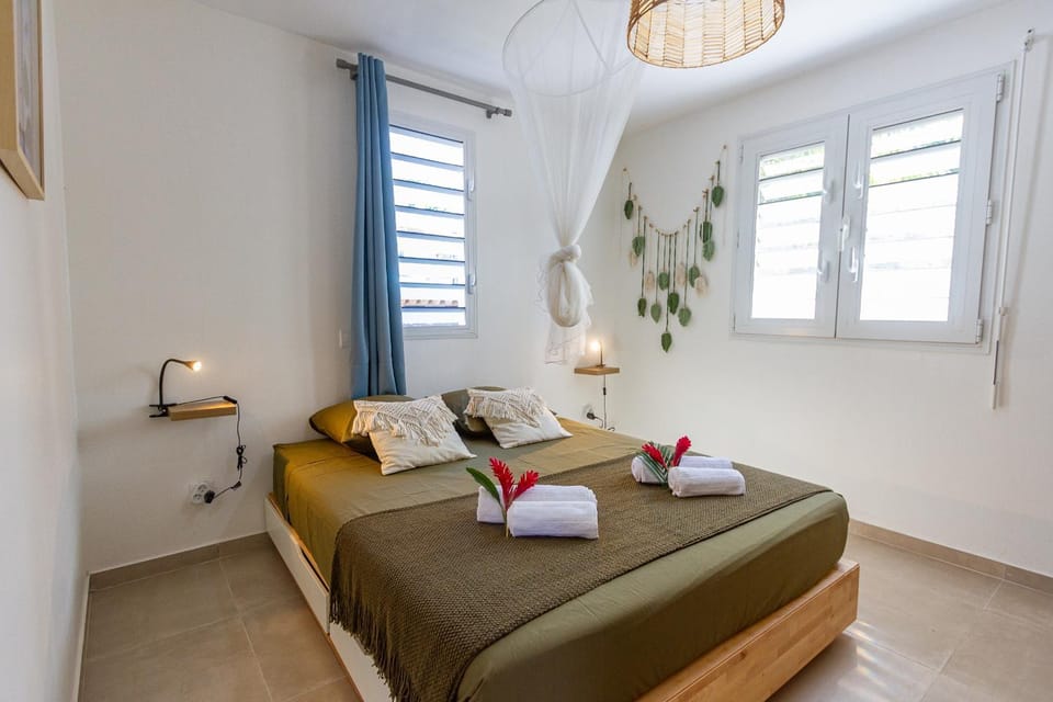 Bed, Photo of the whole room, Bedroom, towels, air conditioner