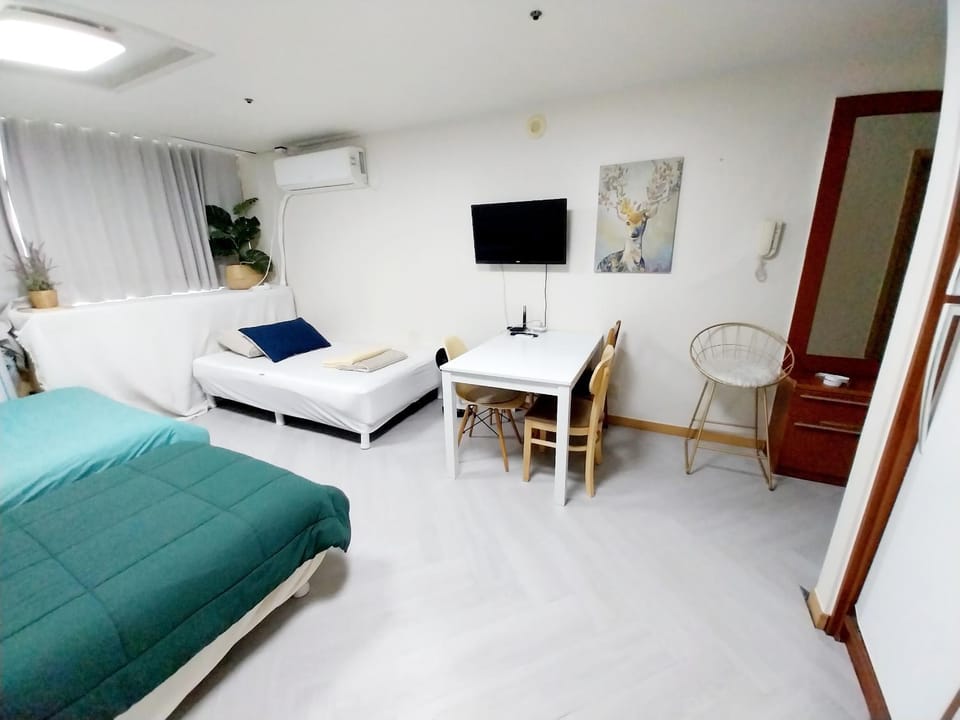 A house with a great view and elevator access Right in front of Hongik Univ Station Apartment in Seoul