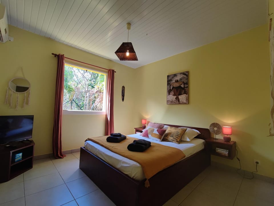 Bed, TV and multimedia, Photo of the whole room, Bedroom