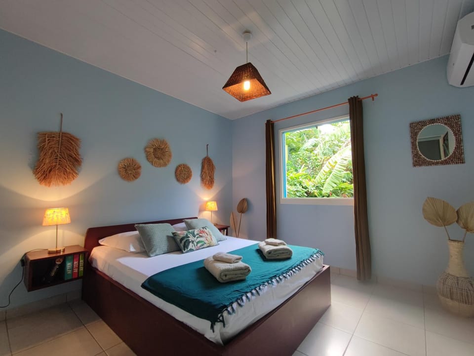 Bed, Photo of the whole room, Bedroom, towels, air conditioner