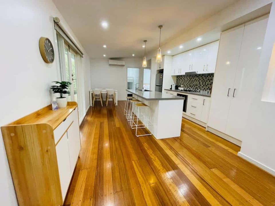 Perfect Family Home pet-friendly in Rosebud plus BBQ House in Rosebud