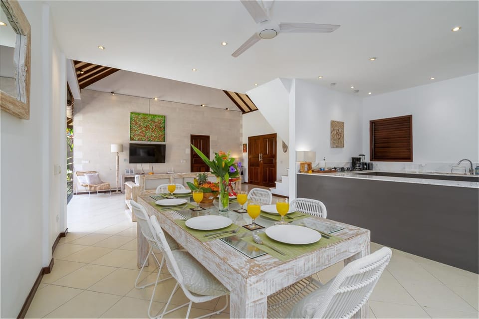 TV and multimedia, Kitchen or kitchenette, Living room, Seating area, Dining area
