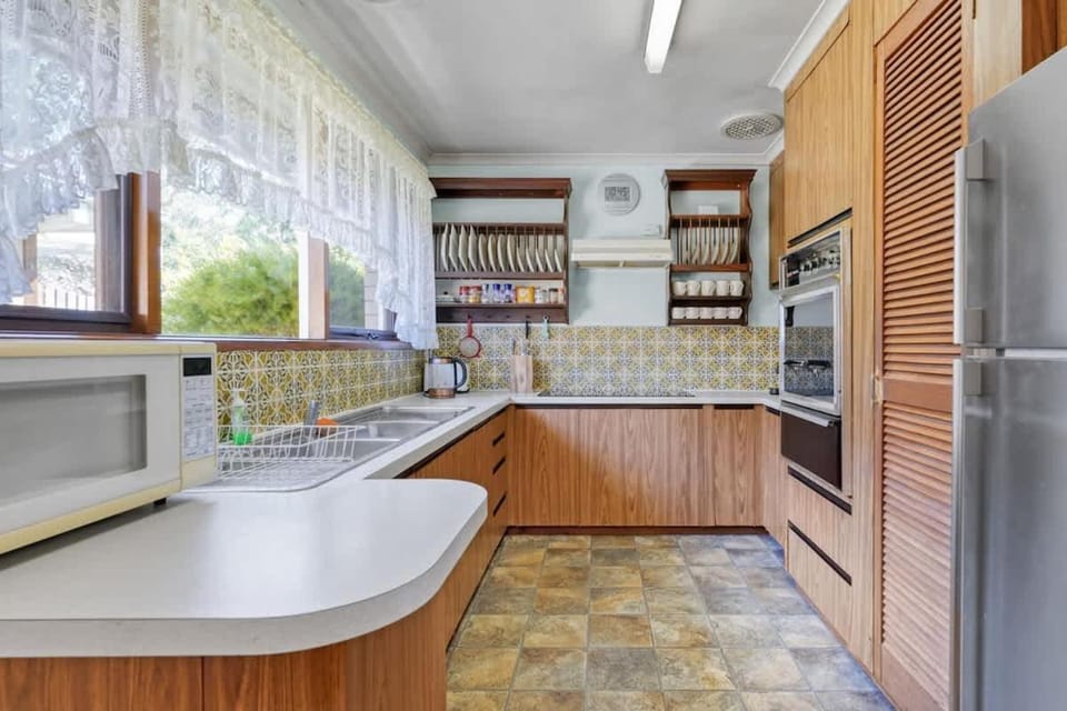 Cozy Oakleigh South Family Home Next to Playground House in City of Monash