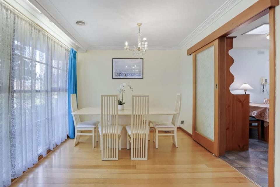 Cozy Oakleigh South Family Home Next to Playground House in City of Monash