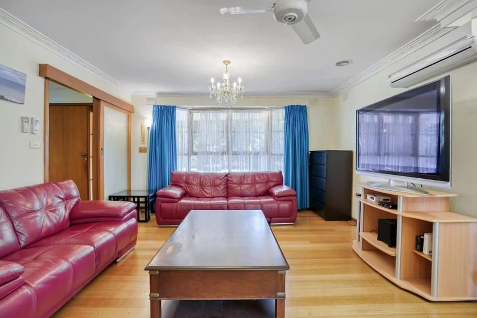 Cozy Oakleigh South Family Home Next to Playground House in City of Monash