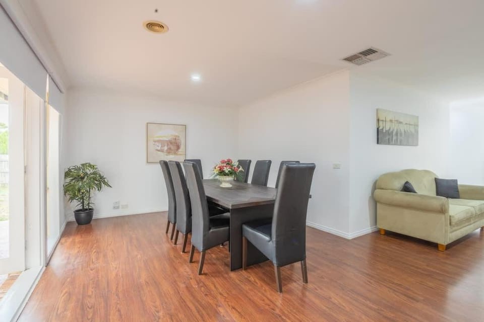 Well-Appointed Family Home in Popular Location House in Truganina