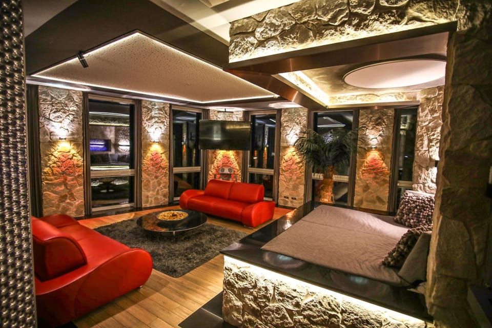 Communal lounge/ TV room, TV and multimedia, Living room, Seating area, Evening entertainment