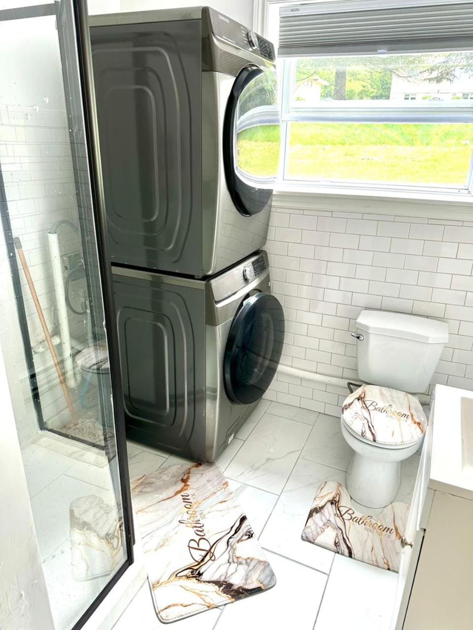 Shower, Toilet, Bathroom, towels, laundry