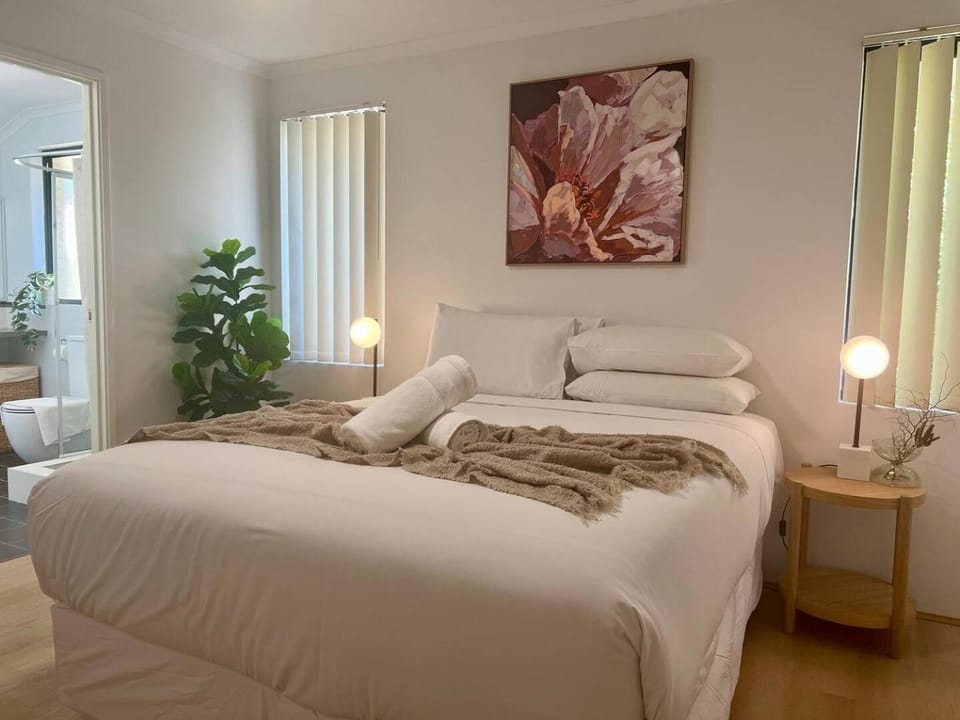 Bed, Decorative detail, Bedroom