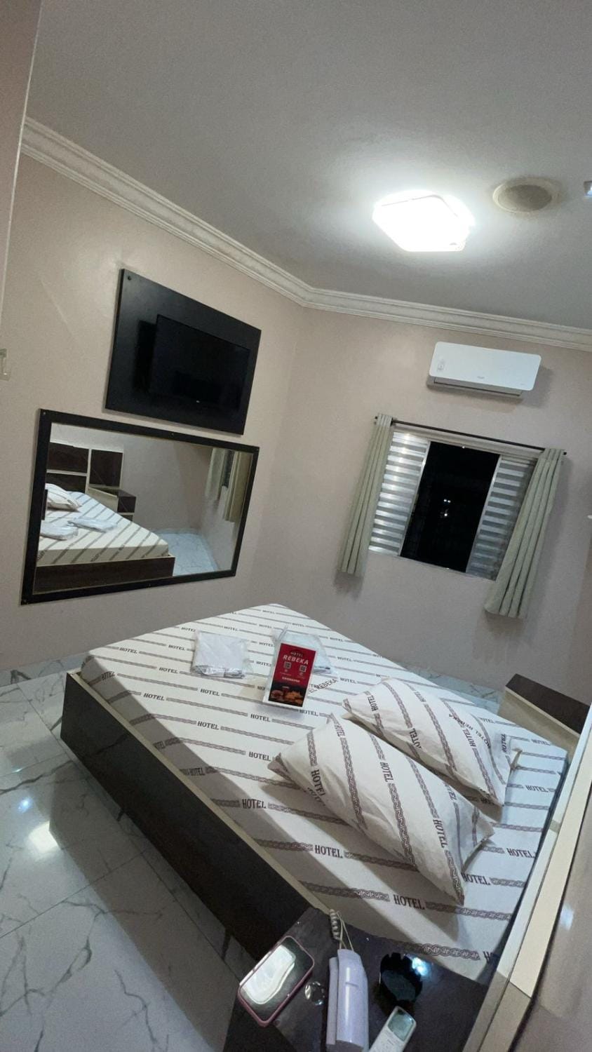 Bed, TV and multimedia, Bedroom