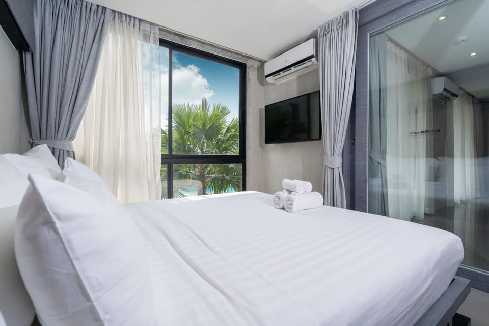 Bed, TV and multimedia, View (from property/room), Photo of the whole room, Bedroom, air conditioner