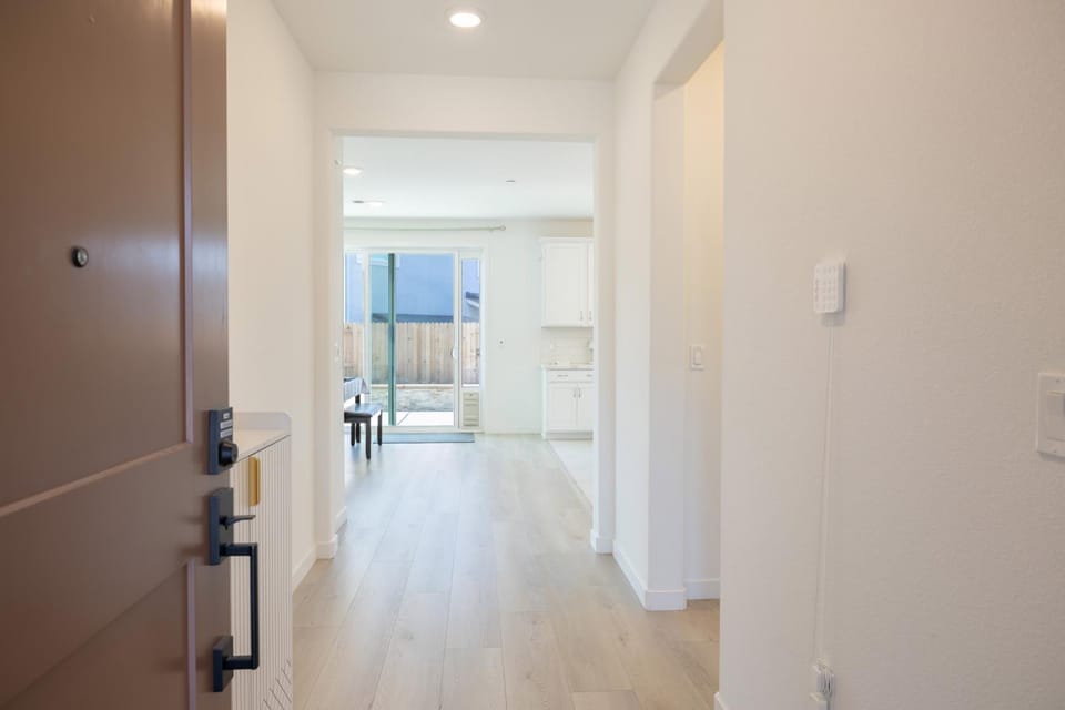 Modern Charming 4BR Home, Family Friendly, Office Space, Fast WiFi, Free Parking House in El Dorado Hills