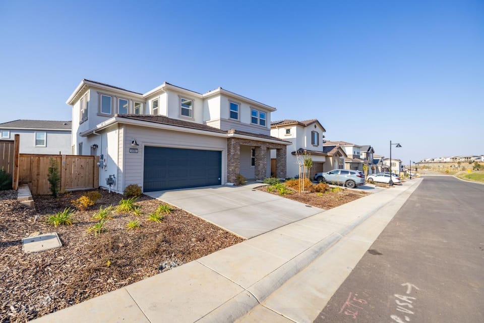 Modern Charming 4BR Home, Family Friendly, Office Space, Fast WiFi, Free Parking House in El Dorado Hills