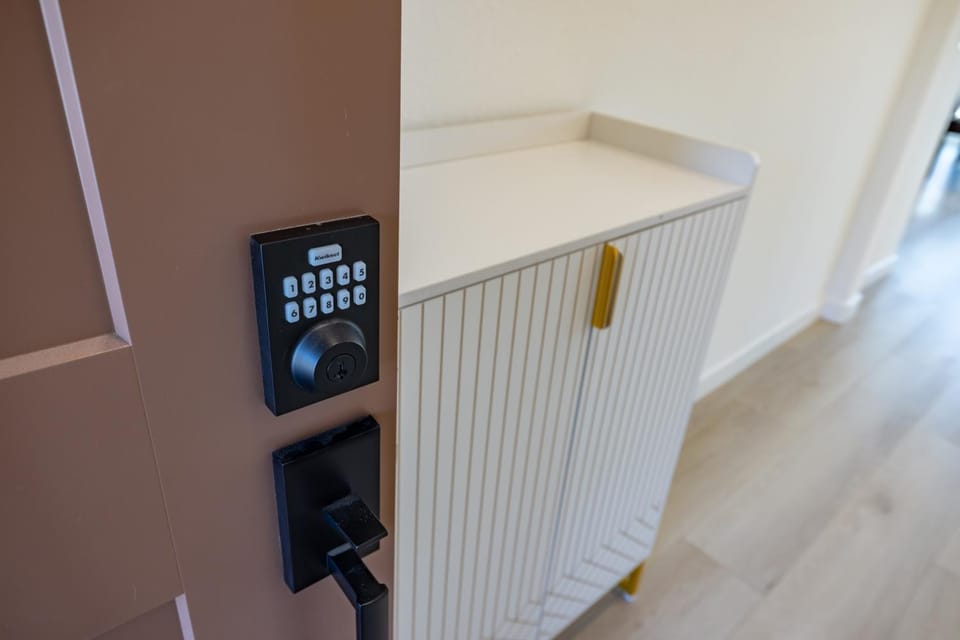 Modern Charming 4BR Home, Family Friendly, Office Space, Fast WiFi, Free Parking House in El Dorado Hills