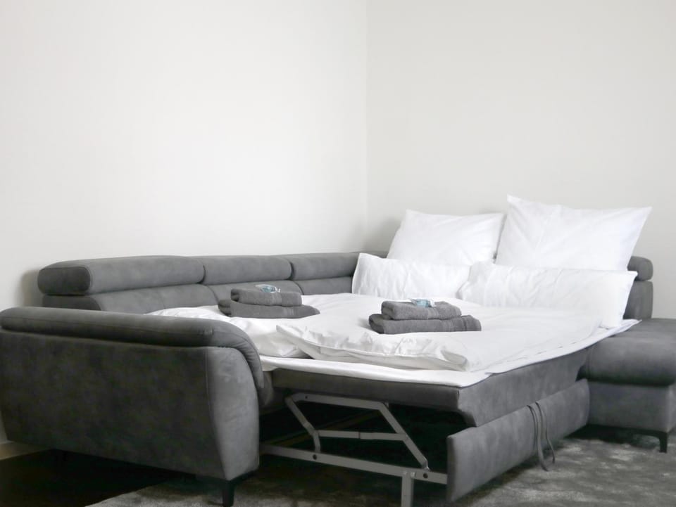 Bed, Living room, Photo of the whole room, towels