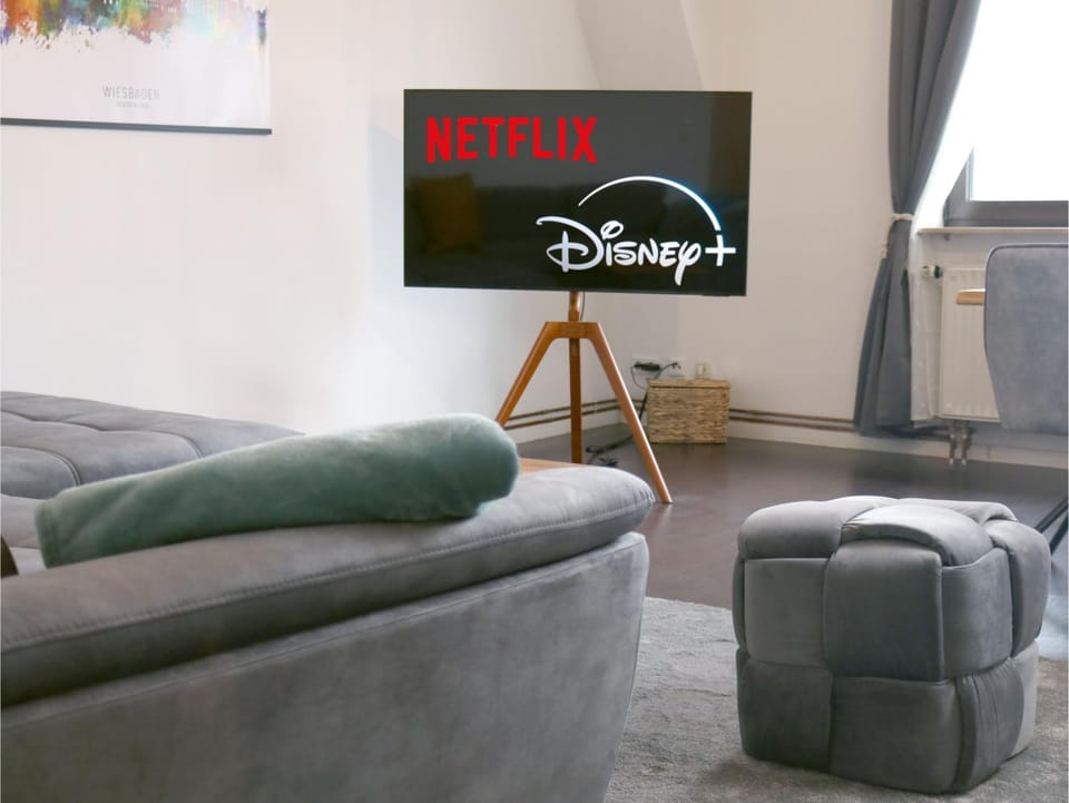 TV and multimedia, Living room, Seating area, Evening entertainment