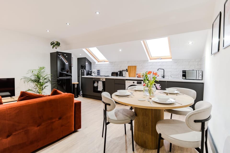 Communal lounge/ TV room, TV and multimedia, Kitchen or kitchenette, Living room, Seating area, Dining area, Evening entertainment, oven