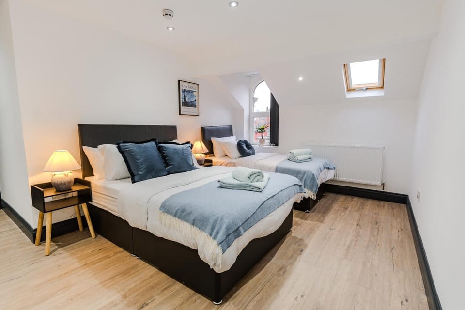 Photo of the whole room, Bedroom, towels