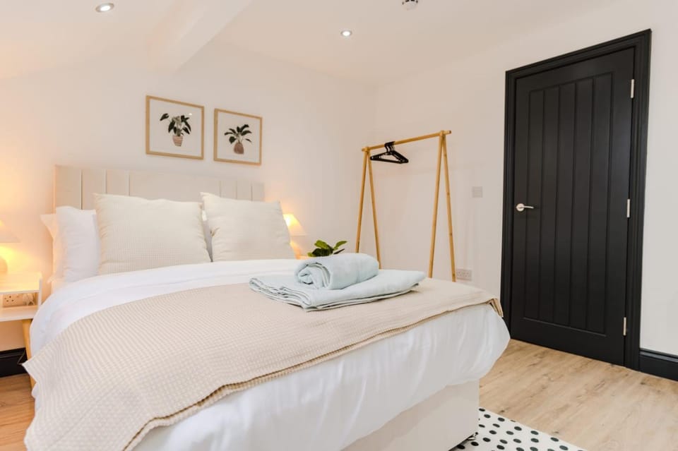 Bed, Bedroom, towels