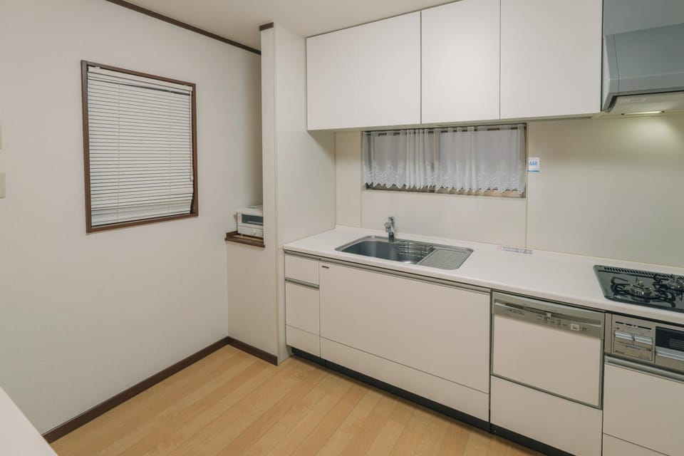 Kitchen or kitchenette, dishwasher, stove