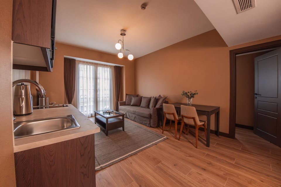 Kitchen or kitchenette, Living room, Seating area, Dining area