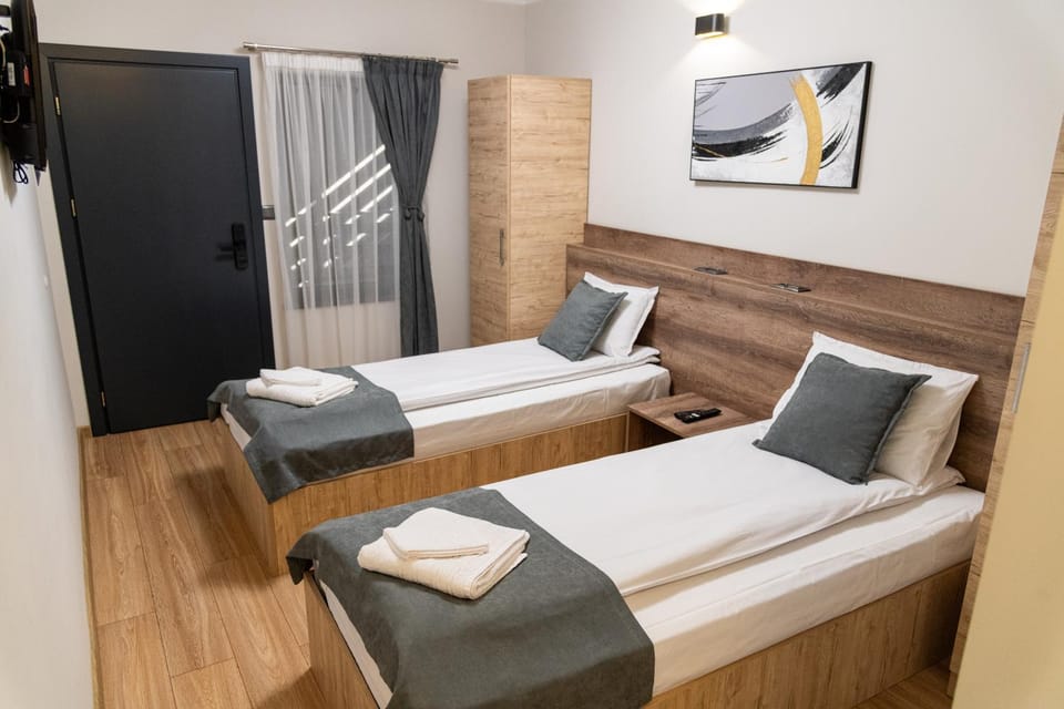 Bed, TV and multimedia, Photo of the whole room, Seating area, Bedroom, towels