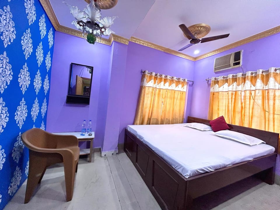 Bed, TV and multimedia, Photo of the whole room, Bedroom, fireplace, air conditioner