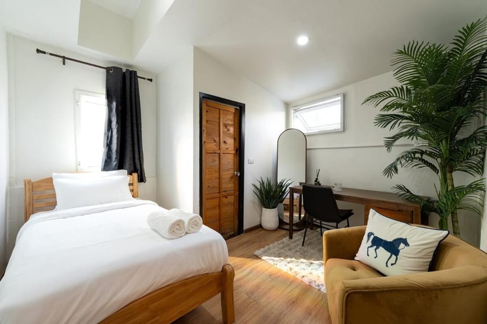Bed, Living room, Photo of the whole room, Seating area, Bedroom