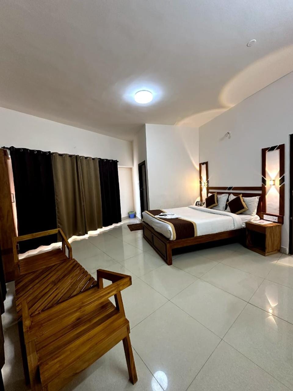 Bed, Photo of the whole room, Seating area, Bedroom