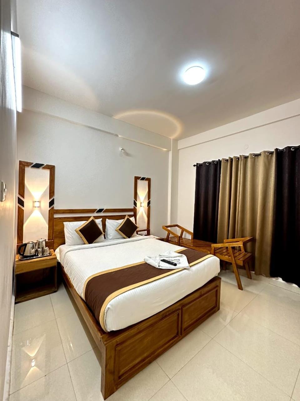 Bed, Photo of the whole room, Bedroom, towels