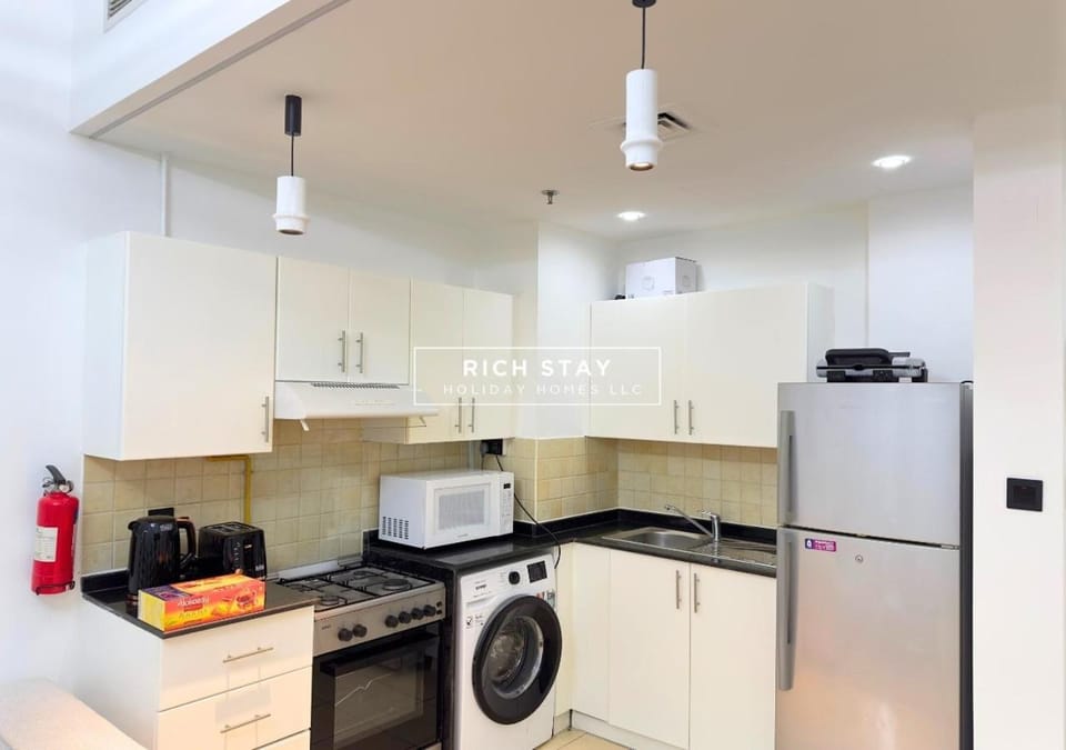 Kitchen or kitchenette, microwave, oven, stove