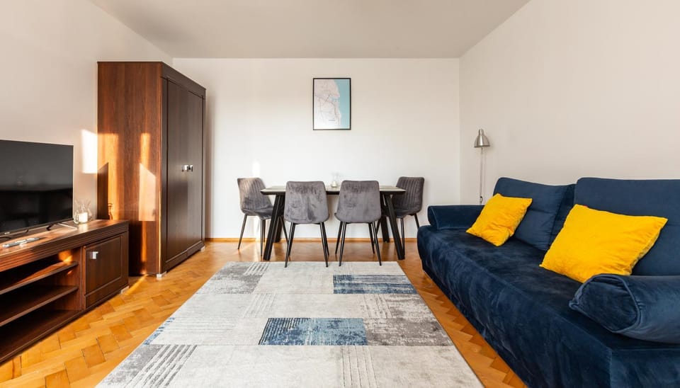 Communal lounge/ TV room, TV and multimedia, Living room, Seating area, Evening entertainment