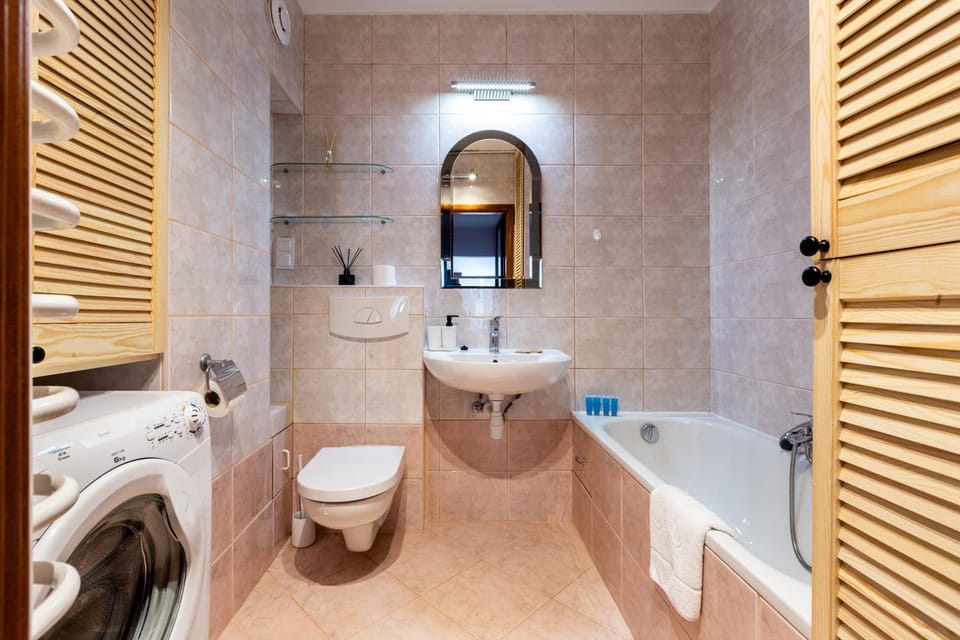 Toilet, Bathroom, Bath, towels, washing machine